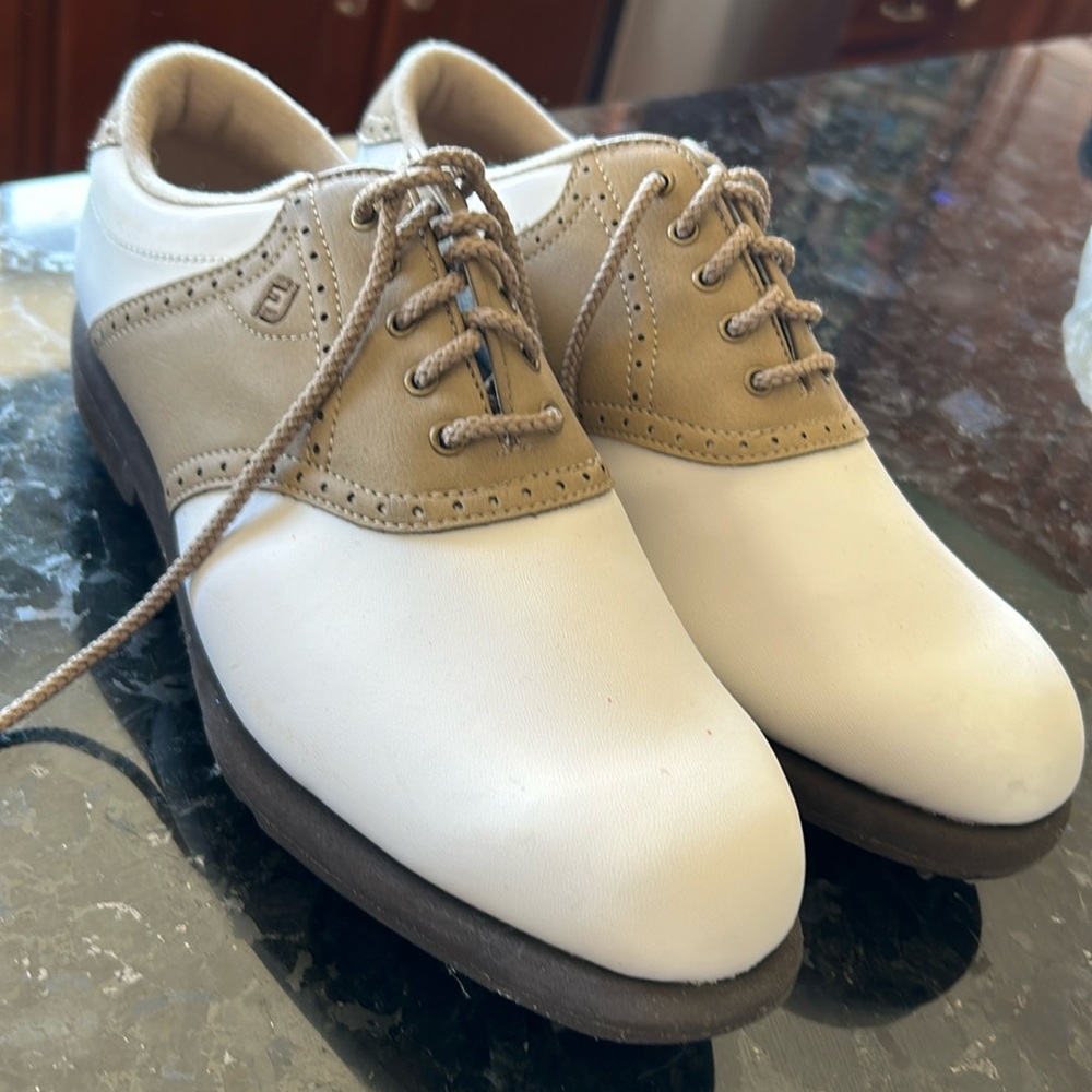 Golf shoes